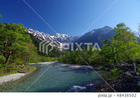 朝の上高地(河童橋から見た残雪の穂高連峰) 朝の上高地(河童橋から見た残雪の穂高連峰) 48436502
