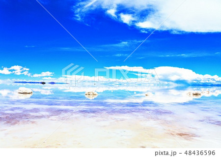 ボリビアのウユニ塩湖と鏡張り 48436596