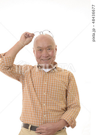 眼鏡をかけた笑顔のシニア 眼鏡をかけた笑顔のシニア 48436677