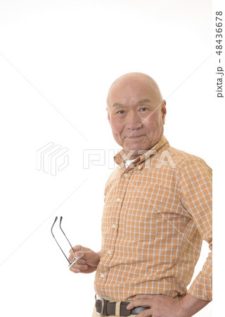 眼鏡をかけた笑顔のシニア 眼鏡をかけた笑顔のシニア 48436678
