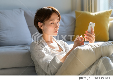 女性 ライフスタイル スマホ 女性 ライフスタイル スマホ 48439184