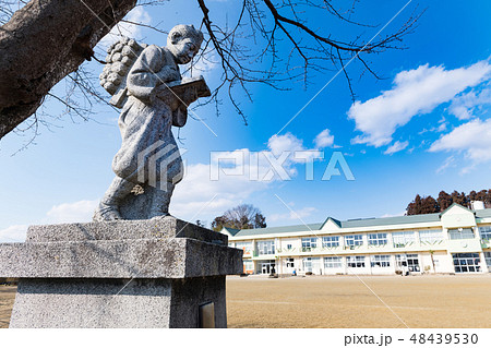 小学校の二宮金次郎像 小学校の二宮金次郎像 48439530