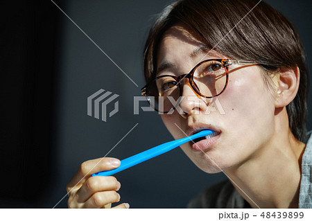 ライフスタイル　女性　歯磨き 48439899