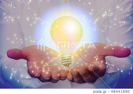 電球 ひらめき　Light bulb and idea  48441890