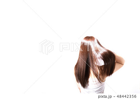 ヘアケアイメージ　ビューティ　女性　白バック　髪　カラーリング　美容室　美容院　ロング　ヘアカラー 48442356