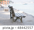 海辺のベンチ 48442557
