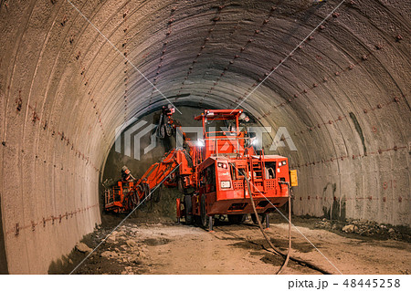 社会科見学 トンネル工事現場 巨大ドリルマシンの写真素材