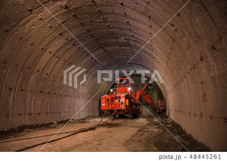 社会科見学 トンネル工事現場 巨大ドリルマシン 社会科見学 トンネル工事現場 巨大ドリルマシン 48445261