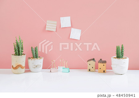 Cactus clay pots with sticky note on pink wall. 48450941