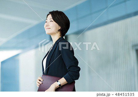 ビジネス　オフィス　ビジネスウーマン　女性 48451535