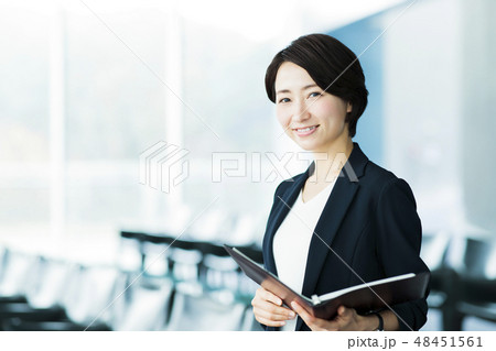 ビジネス　オフィス　ビジネスウーマン　女性 48451561