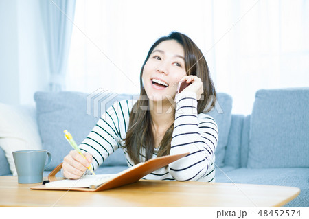 若い女性　ライフスタイル　新生活 48452574