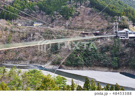 谷瀬の吊り橋(奈良県吉野郡十津川村) 谷瀬の吊り橋(奈良県吉野郡十津川村) 48453388