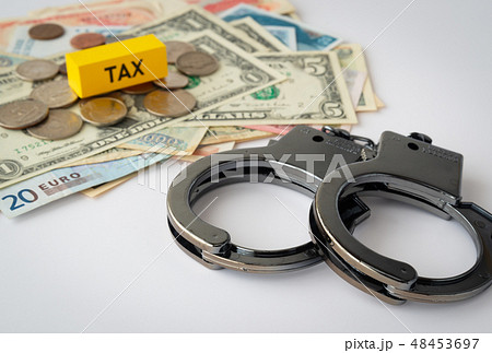 金融犯罪　外貨　脱税　手錠　違法行為　犯罪　税逃れ　所得隠し 48453697