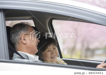 シニア夫婦のドライブ シニア夫婦のドライブ 48454451
