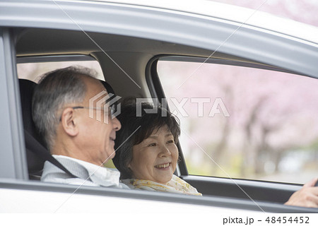 シニア夫婦のドライブ 48454452