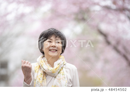桜の中で微笑むシニア女性 桜の中で微笑むシニア女性 48454502