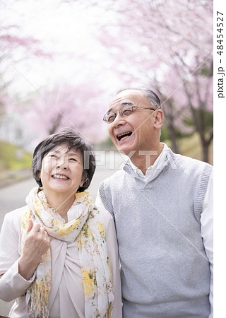 桜を見つめるシニア夫婦 48454527