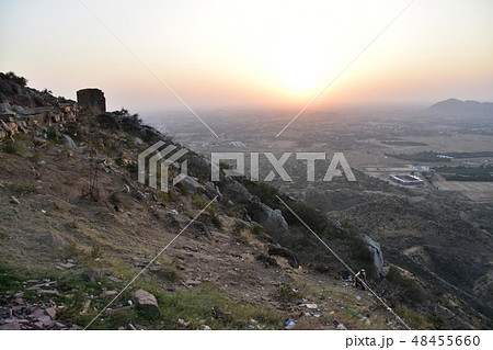 インドのラジャスタン州のプシュカル 山寺に集まるハマヌーン・ラングールの群れと美しい夕日 インドのラジャスタン州のプシュカル 山寺に集まるハマヌーン・ラングールの群れと美しい夕日 48455660
