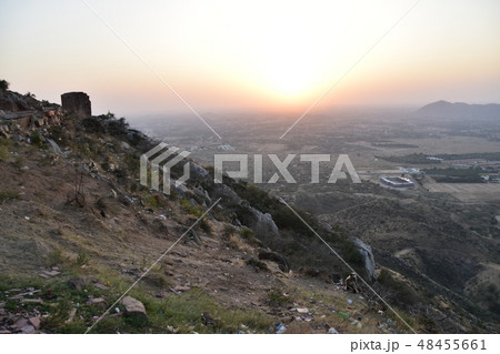 インドのラジャスタン州のプシュカル 山寺に集まるハマヌーン・ラングールの群れと美しい夕日 インドのラジャスタン州のプシュカル 山寺に集まるハマヌーン・ラングールの群れと美しい夕日 48455661