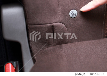 ISOFIX (ドライバー おでかけ 外出 人物 ボディパーツ 顔なし 乗用車 女性 シニア 手) 48456883