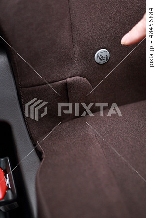 ISOFIX (ドライバー おでかけ 外出 人物 ボディパーツ 顔なし 乗用車 女性 シニア 手) 48456884