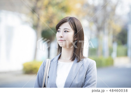 屋外を歩くスーツの女性 屋外を歩くスーツの女性 48460038