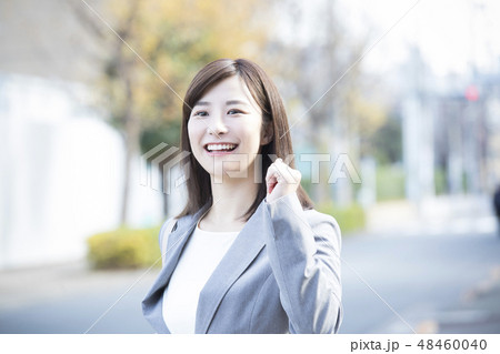 屋外を歩くスーツの女性 屋外を歩くスーツの女性 48460040