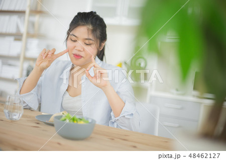 サラダ・女性 サラダ・女性 48462127