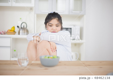 サラダ・女性 サラダ・女性 48462138