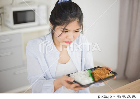 豚カツ弁当・女性 豚カツ弁当・女性 48462696