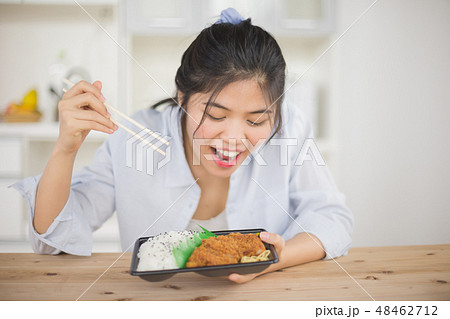 豚カツ弁当・女性 豚カツ弁当・女性 48462712