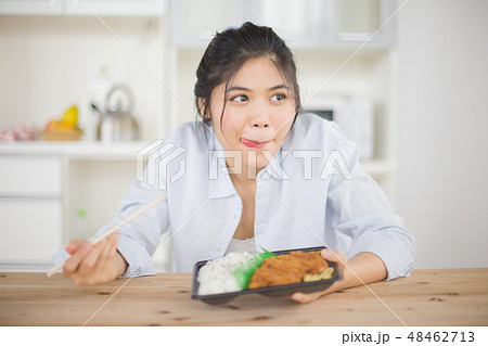 豚カツ弁当・女性 豚カツ弁当・女性 48462713