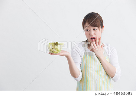 エプロン姿の女性・白バック 48463095
