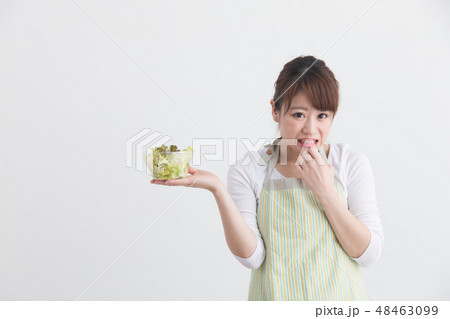 エプロン姿の女性・白バック 48463099