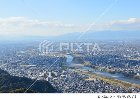 金華山から眺めた長良川(岐阜県岐阜市) 金華山から眺めた長良川(岐阜県岐阜市) 48463671