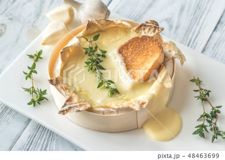 Baked Camembert cheese 48463699