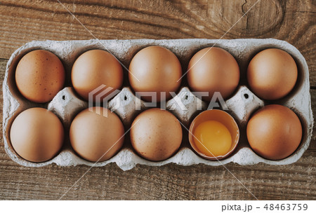 Tray of raw chicken eggs 48463759