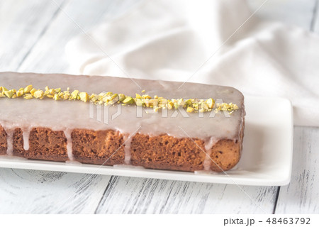 Lemon cake decorated with pistachios 48463792