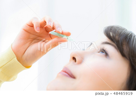 目薬をさす若い女性 女の子 ライフスタイル 女性ポートレート 目薬をさす若い女性 女の子 ライフスタイル 女性ポートレート 48465919
