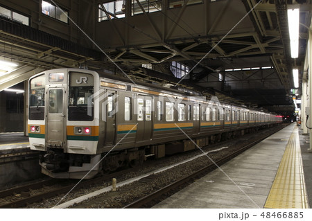 夜の高崎駅に停車中の211系電車（信越線・上越線・両毛線・吾妻線） 48466885