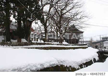 冬の越後浦佐毘沙門堂にて 48467057