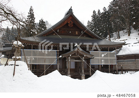 冬の越後浦佐毘沙門堂にて 48467058