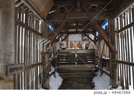 冬の越後浦佐毘沙門堂にて 48467066