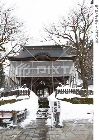 冬の越後浦佐毘沙門堂にて 48467069