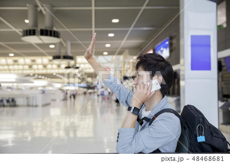 空港で通話しながら手を振る男性 旅行イメージ 空港で通話しながら手を振る男性 旅行イメージ 48468681