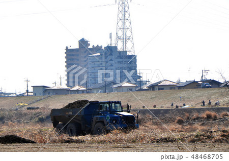河川敷工事で土砂を運搬するダンプ 河川敷工事で土砂を運搬するダンプ 48468705