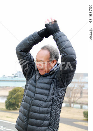 体操するシニア男性 体操するシニア男性 48468730