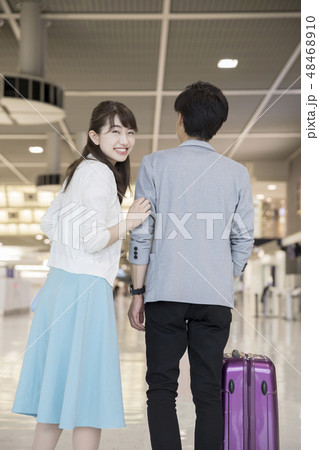 空港 カップル 夫婦 旅行イメージ バカンス 空港 カップル 夫婦 旅行イメージ バカンス 48468910