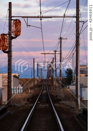 夕空と立山連峰に伸びる単線レール 富山 2019 夕空と立山連峰に伸びる単線レール 富山 2019 48468911